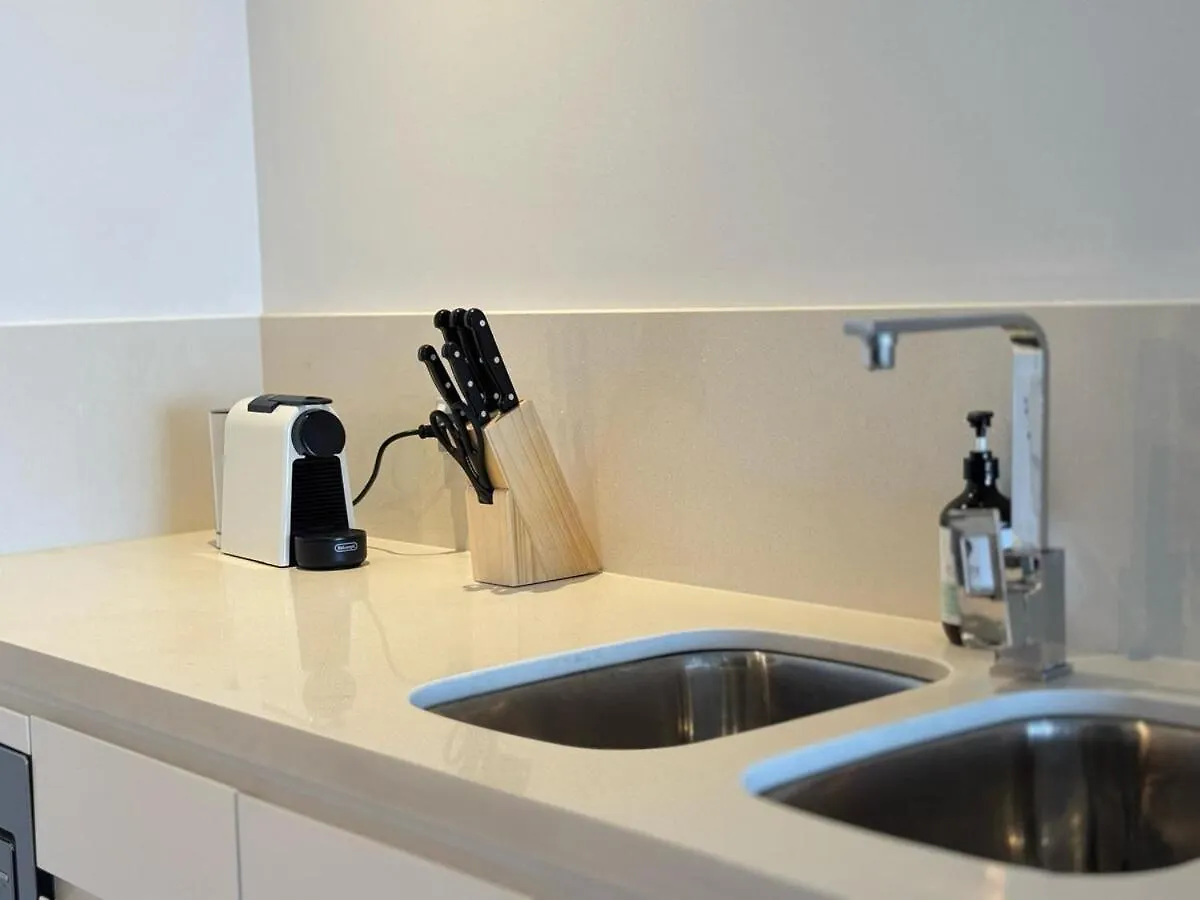 Luxury Meriton Suites Retreat Brisbane Australia